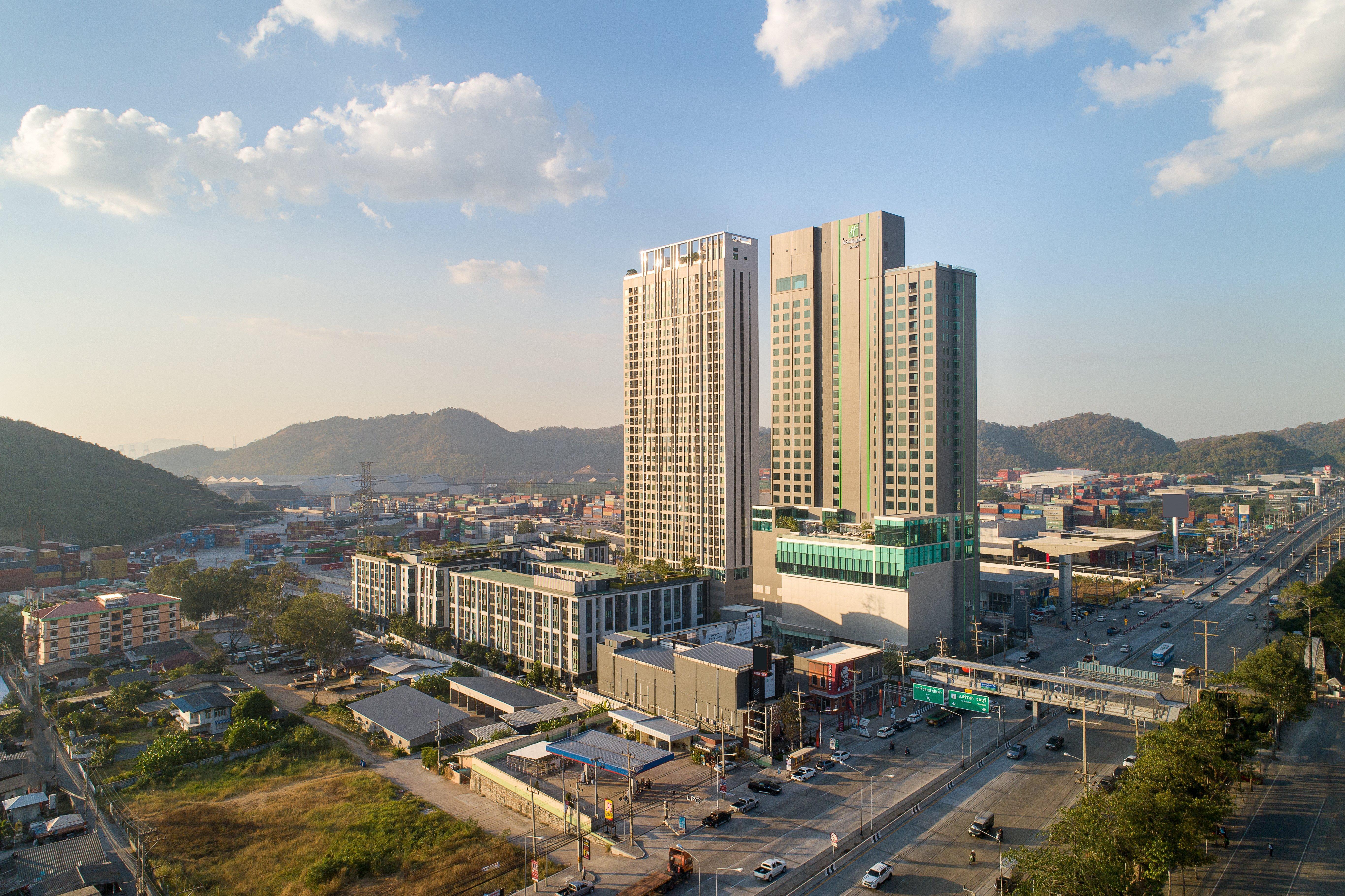Holiday Inn&Suites Siracha Laemchabang, an IHG Hotel Si Racha Bagian luar foto