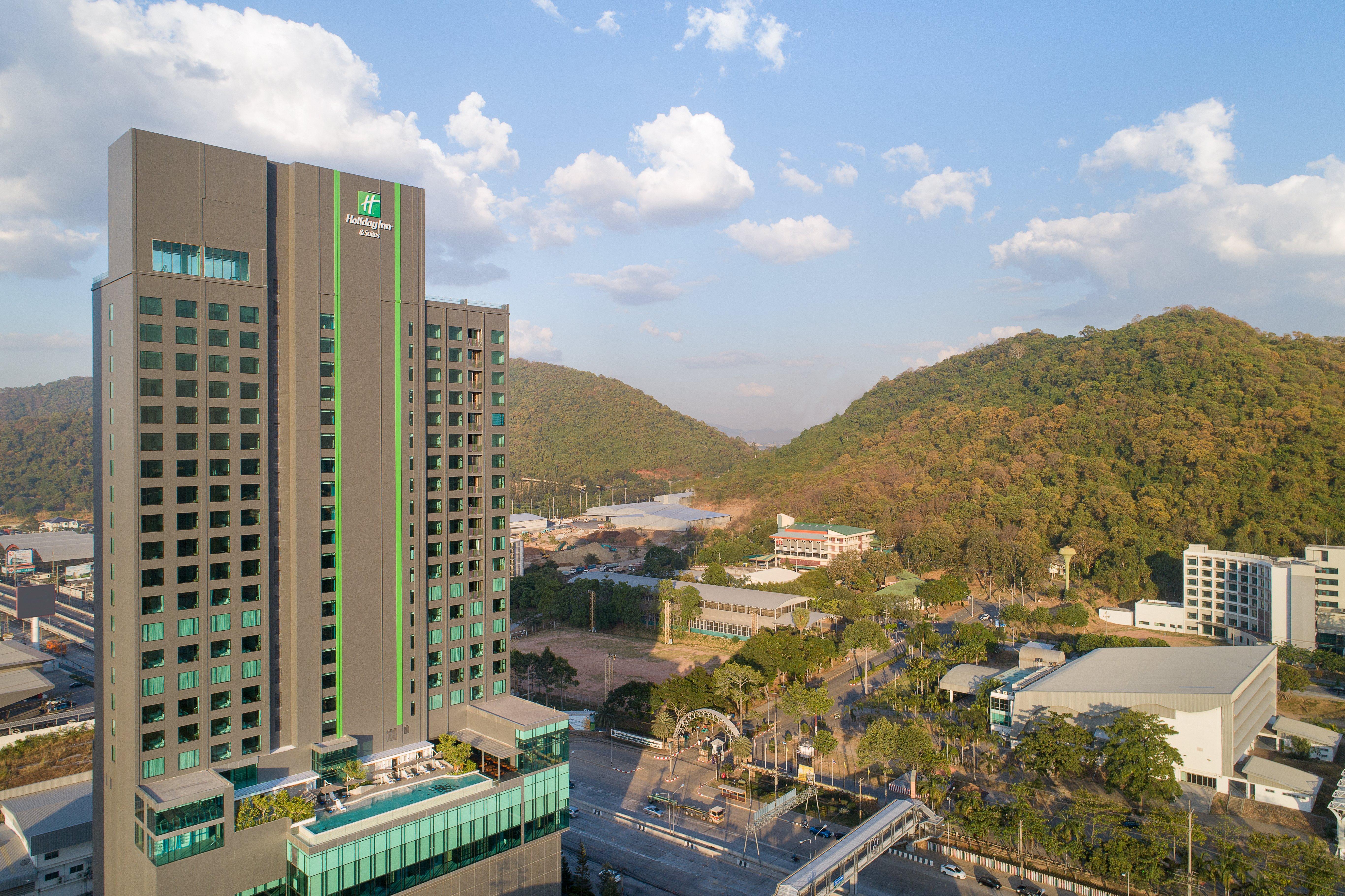Holiday Inn&Suites Siracha Laemchabang, an IHG Hotel Si Racha Bagian luar foto