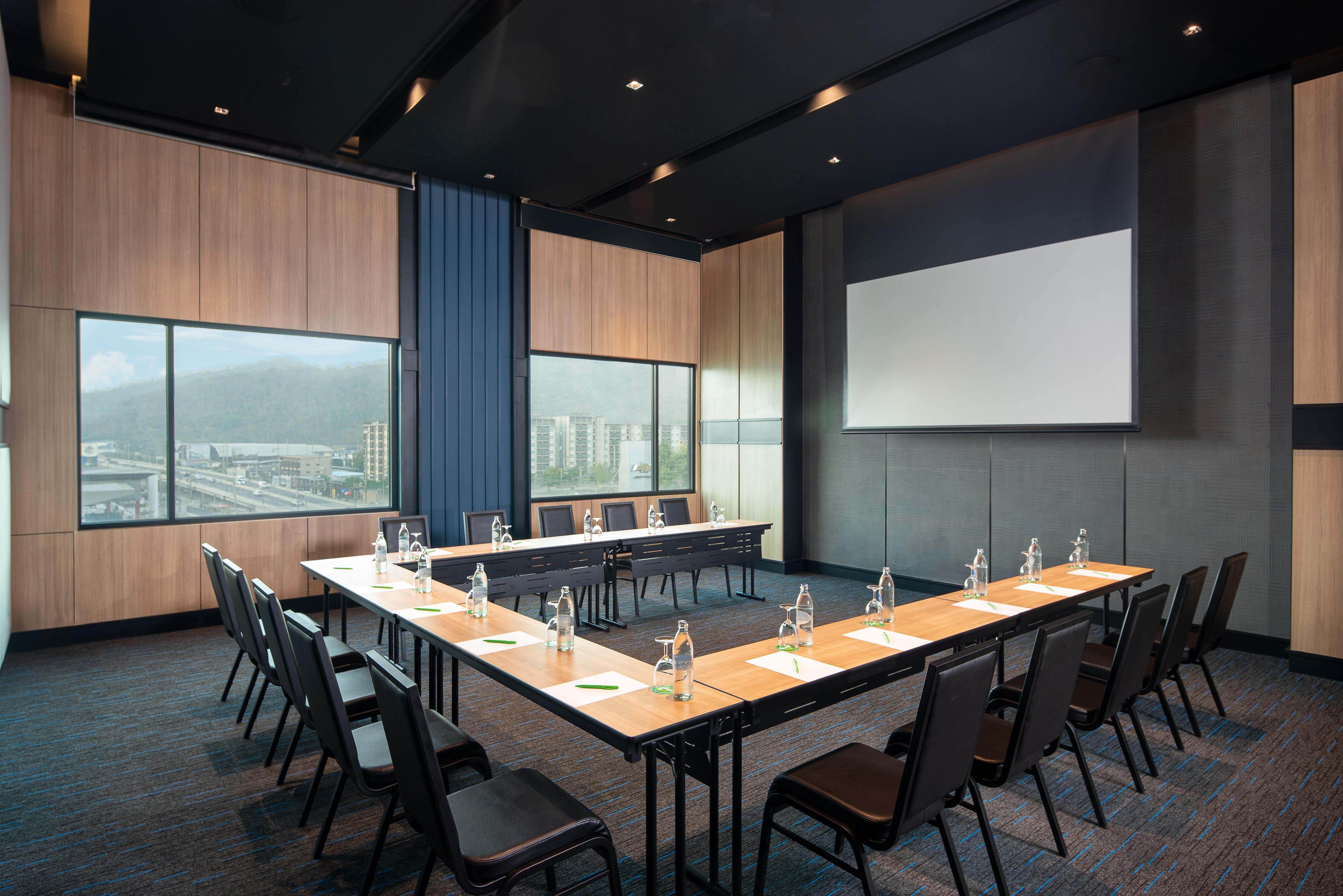 Holiday Inn&Suites Siracha Laemchabang, an IHG Hotel Si Racha Bagian luar foto