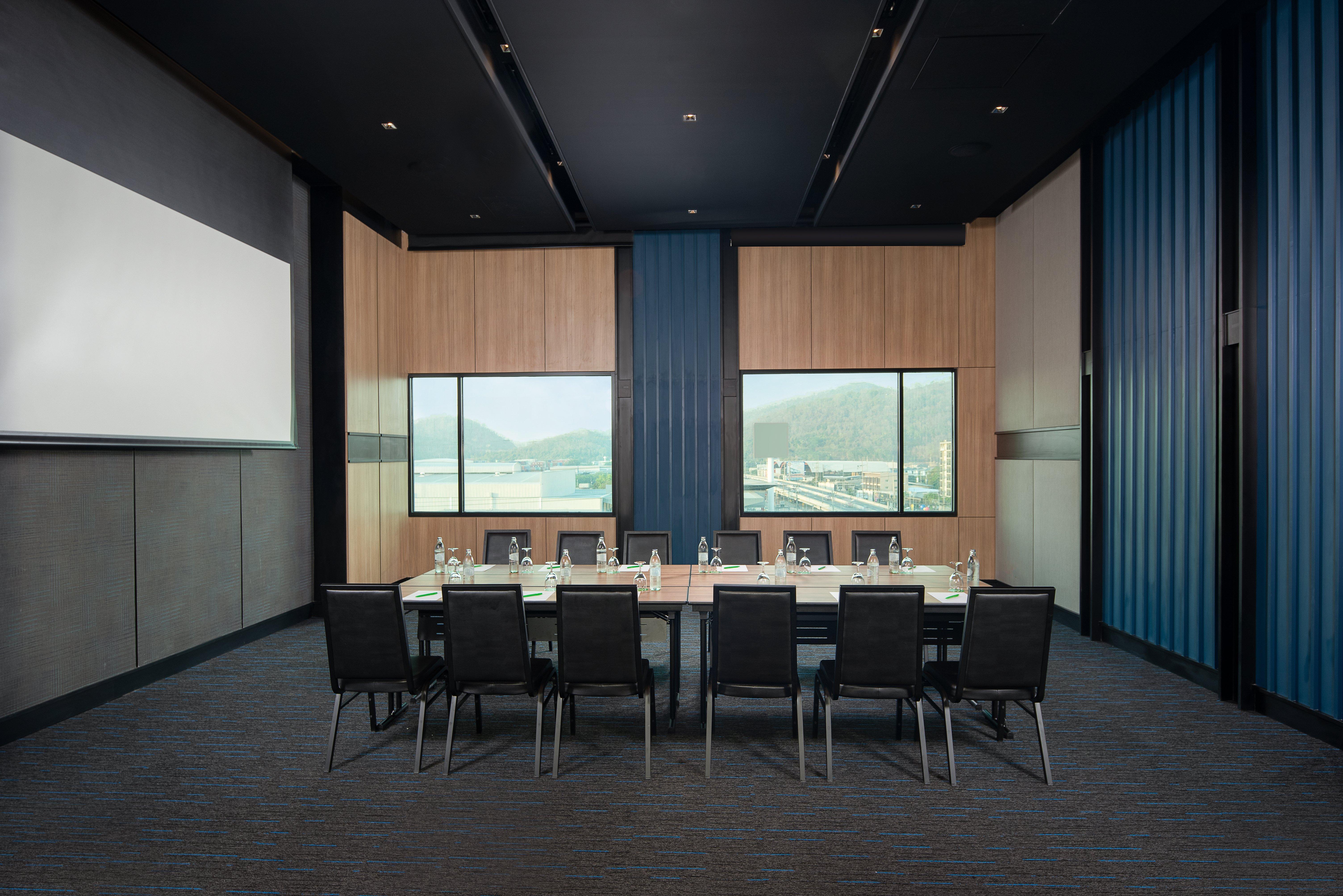 Holiday Inn&Suites Siracha Laemchabang, an IHG Hotel Si Racha Bagian luar foto