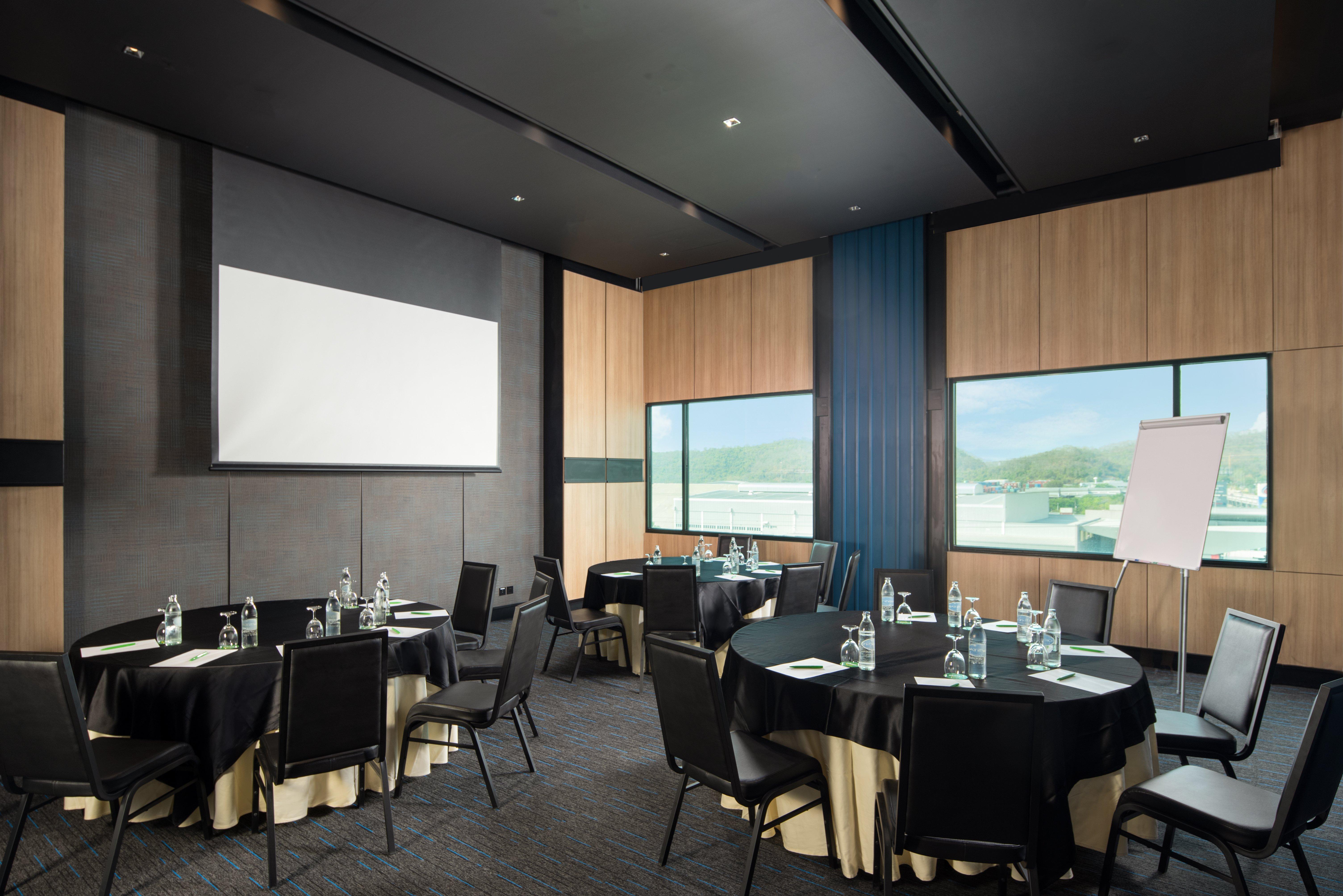 Holiday Inn&Suites Siracha Laemchabang, an IHG Hotel Si Racha Bagian luar foto