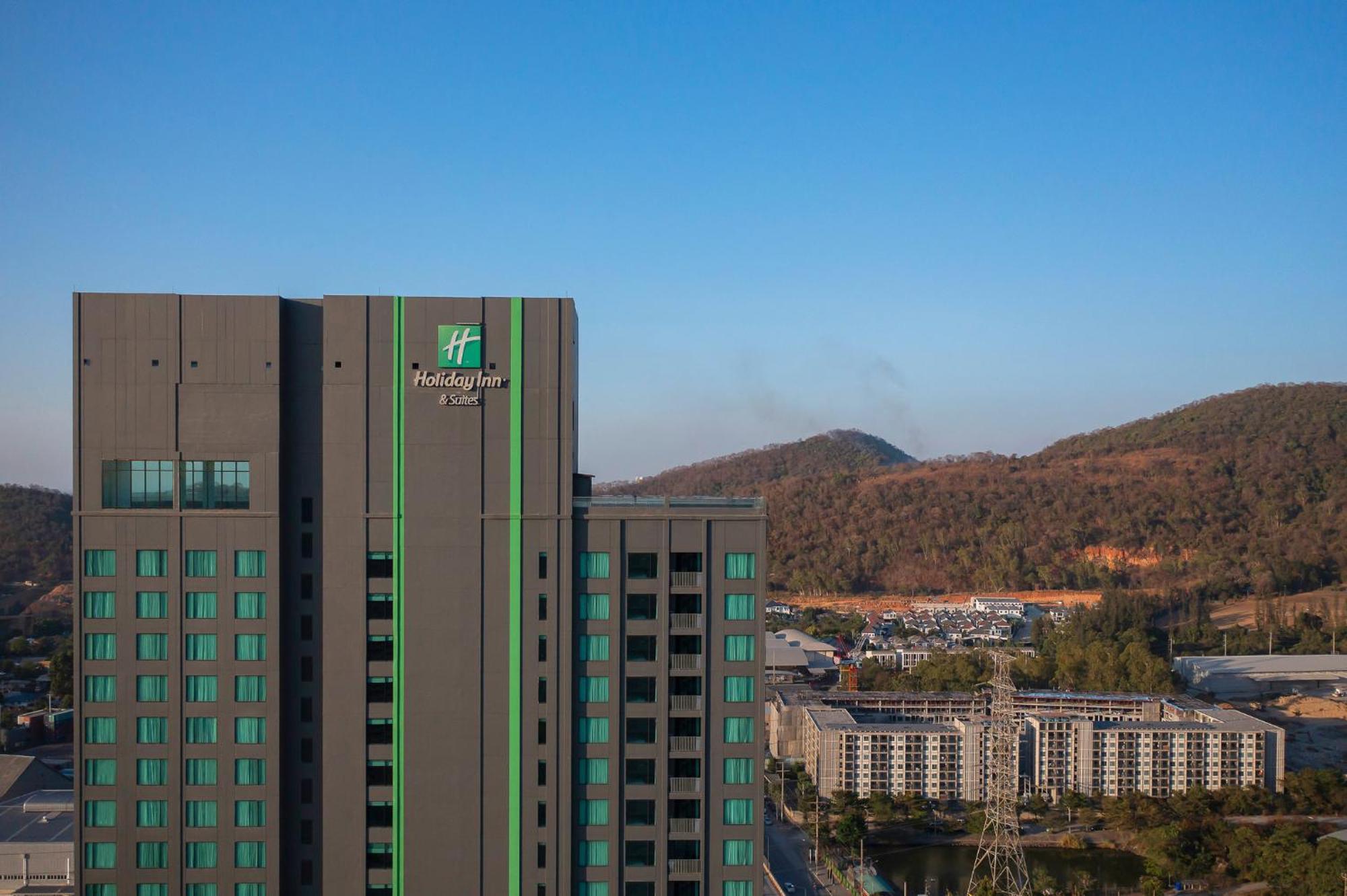 Holiday Inn&Suites Siracha Laemchabang, an IHG Hotel Si Racha Bagian luar foto